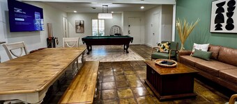 Big Heated Pool w Sunroom, Centrally-loc. Luxury in Houston, Billiards, Sleeps16