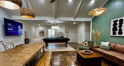 Centrally-loc. Luxury in Houston, Big Heated Pool, Sunroom, Billiards, Sleeps16