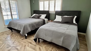 5 slaapkamers, een bureau, een strijkplank/strijkijzer, reisbedje