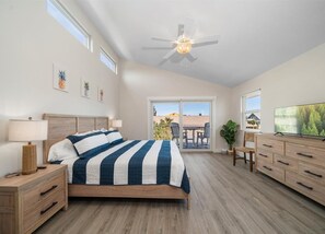 6 bedrooms, desk, iron/ironing board, travel crib