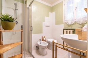 Classic Condo | Bathroom - S. Lucia Canal View by Wonderful Italy (Venice)