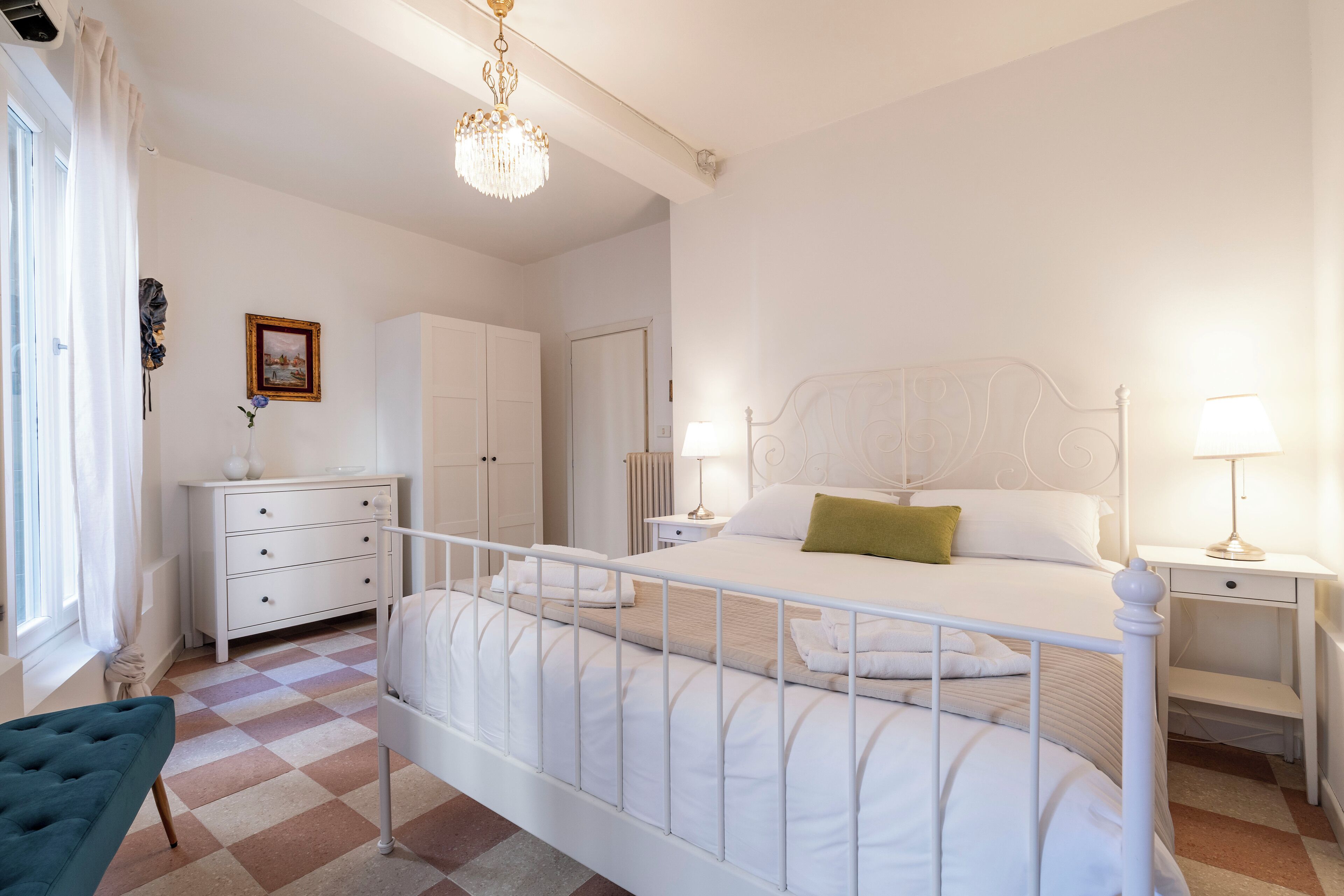 Condo phong cách cổ điển | Bàn ủi/dụng cụ ủi quần áo, nôi/giường cho trẻ sơ sinh (phụ phí) 
