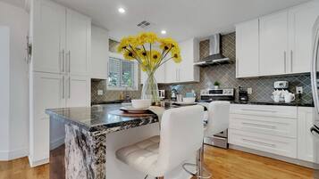 Rumah, Beberapa Tempat Tidur, akses ke kolam renang, pemandangan kolam renang (Juanita Gilbert) | Dapur pribadi | Mesin pembuat kopi/teh