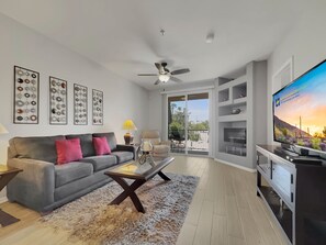 Huis, 2 queensize bedden, toegang tot zwembad, uitzicht op zwembad (Superstition Springs Mesa) | Woonruimte | Een open haard