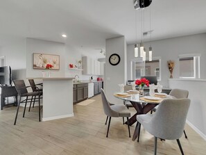 Huis, 2 queensize bedden, toegang tot zwembad, uitzicht op zwembad (Superstition Springs Mesa) | 2 slaapkamers, individueel gedecoreerd, individueel gemeubileerd