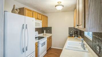 House, Multiple Beds, Patio, Mountain View (Mary's Way Strawberry) | Private kitchen | Coffee/tea maker