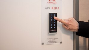 Eine digitale Tastatur mit der Aufschrift "APP. RED 5" und Anweisungen auf Italienisch, um einen Code zur Türöffnung einzugeben.