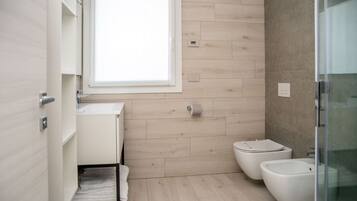 Doccia, asciugacapelli, bidet, asciugamani
