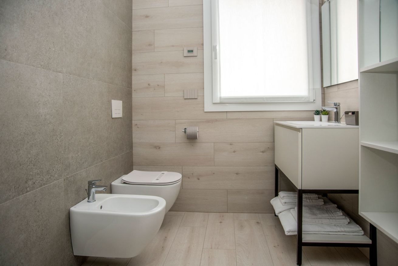 Douche, sèche-cheveux, bidet, serviettes fournies