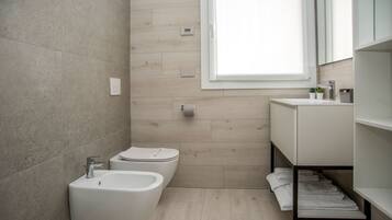 Douche, sèche-cheveux, bidet, serviettes fournies