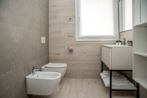 Shower, hair dryer, bidet, towels - CAMELOT APARTMENT RED6 (VERONA)