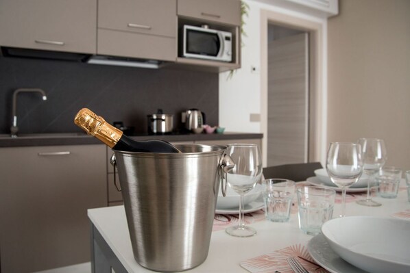 Microwave, cookware/dishes/utensils