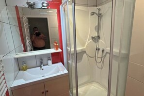 Dusche, Handtücher, Seife, Toilettenpapier