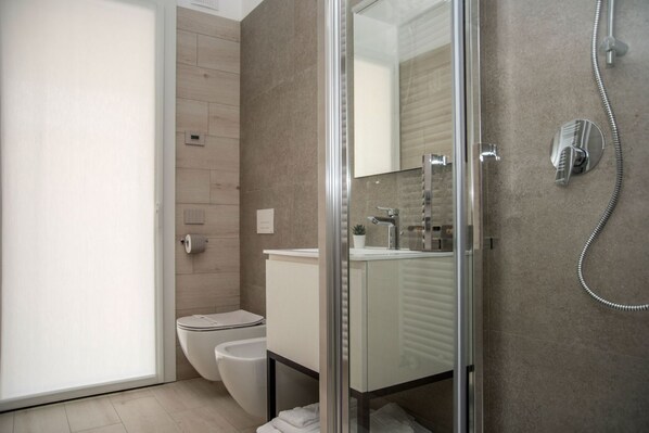Douche, sèche-cheveux, bidet, serviettes fournies