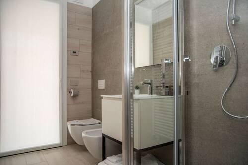 CAMELOT APARTMENT RED5