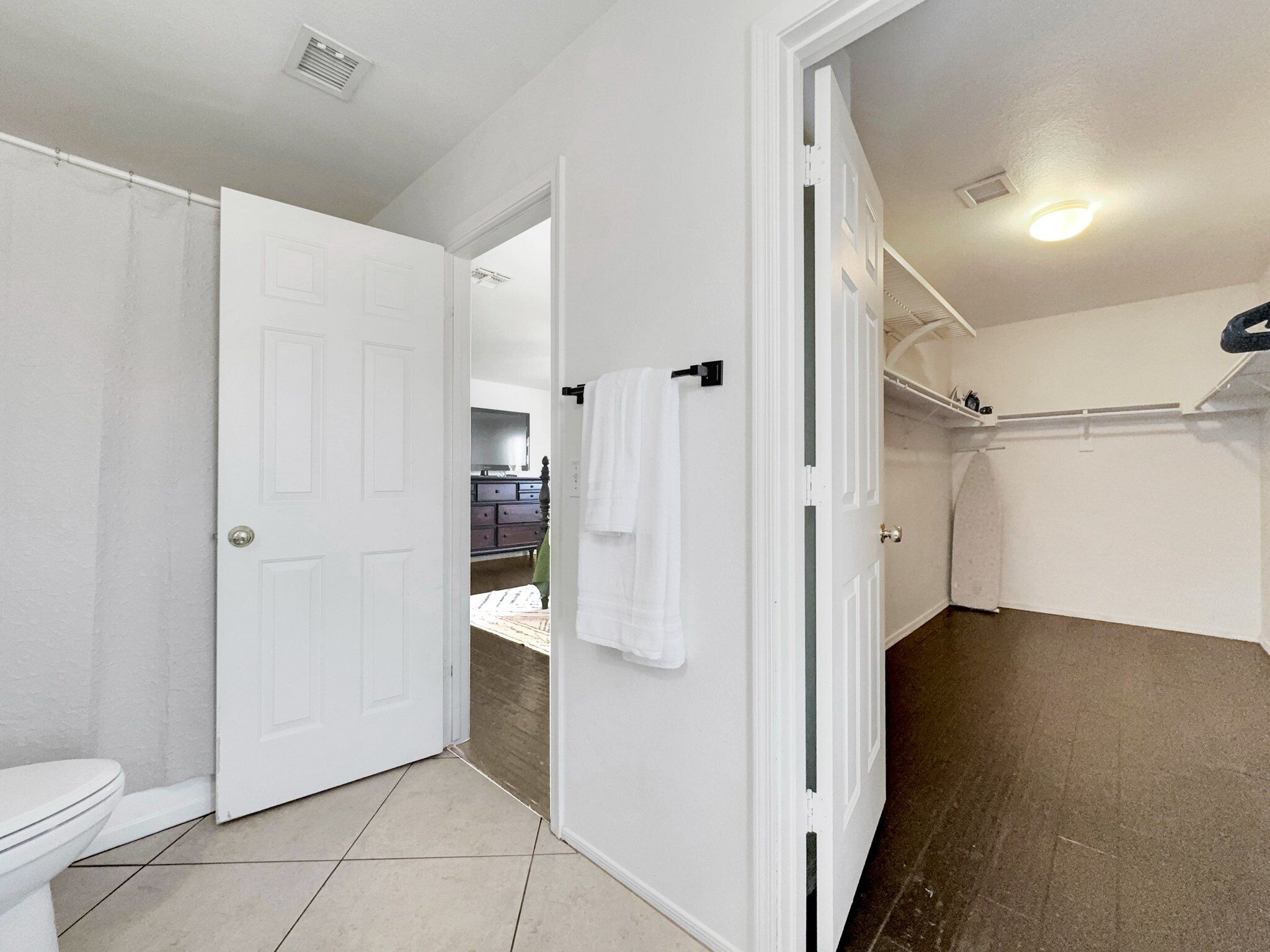 Ein Badezimmer mit Toilette, Dusche und Handtuchhalter.