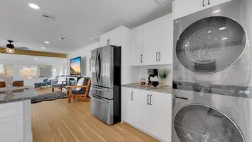 Rumah, Beberapa Tempat Tidur, patio, pemandangan gunung (Boulder Apache Junction) | Laundry