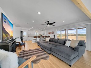 Casa, varias camas, patio, vista a la montaña (Boulder Apache Junction) | Área de sala de estar | Chimenea 