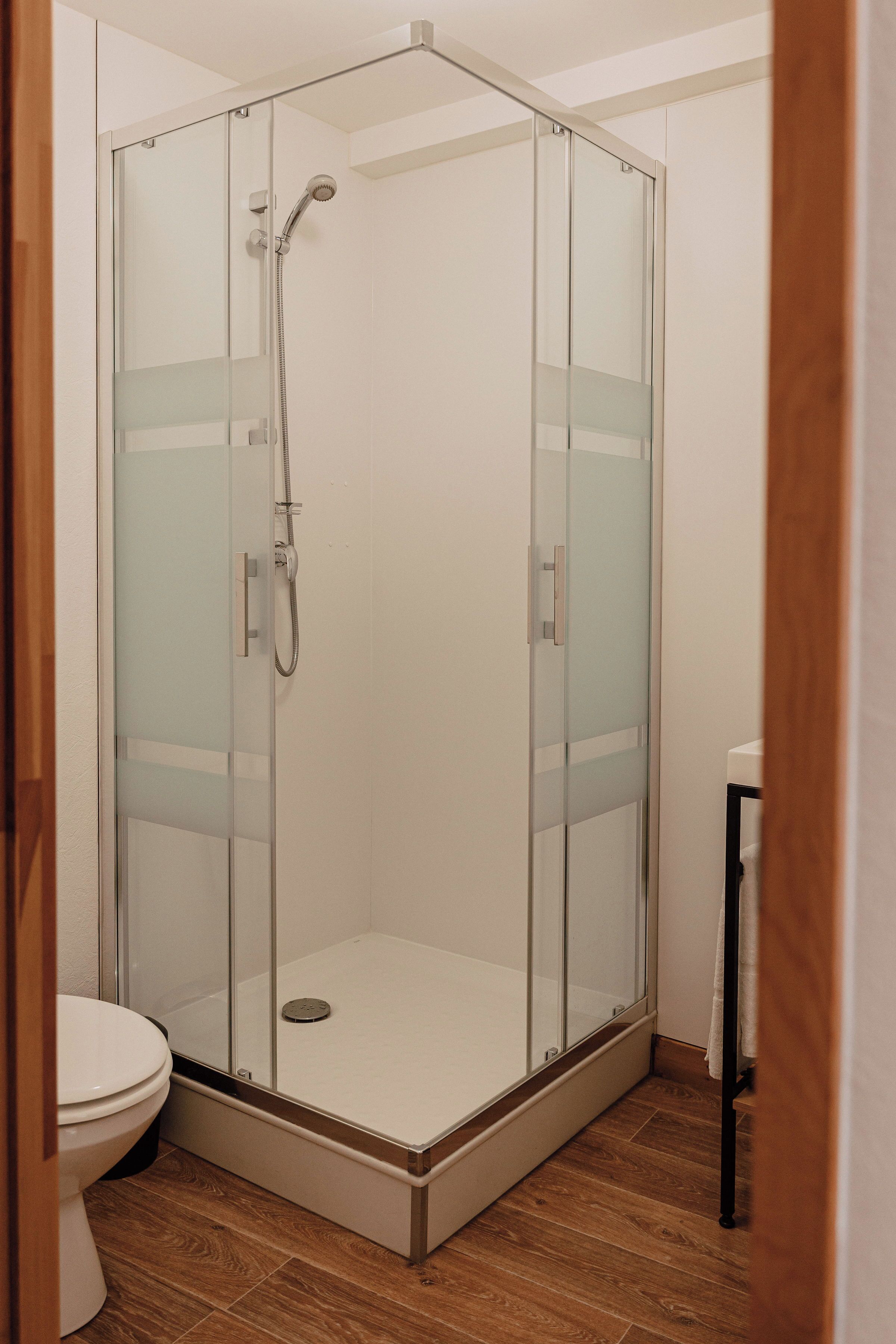 Appartement Supérieur | Salle de bain | Douche, sèche-cheveux, serviettes fournies, savon