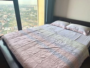 2 bedrooms, in-room safe, desk, iron/ironing board
