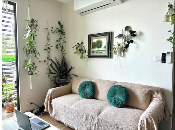 Smart TV, fireplace, video games, books - 2 bedroom apartment 75m2, spacious, nice view, high speed wifi, full amenities. (Van Giang District)