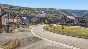 A residential area with houses featuring balconies and a view of a forested mountain. - River Run Rendezvous (Keystone)