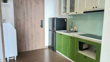 Fridge, stovetop, electric kettle, cookware/dishes/utensils