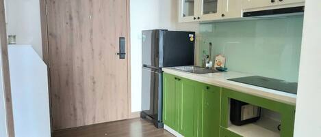 Fridge, stovetop, electric kettle, cookware/dishes/utensils