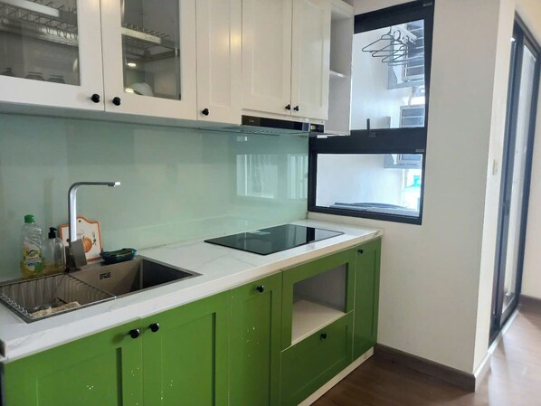 Fridge, stovetop, electric kettle, cookware/dishes/utensils - 1 bedroom apartment 45m2 in Ecopark, nice view, high speed wifi, fully furnished (Van Giang District)