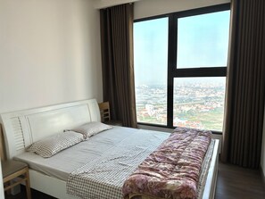 2 makuuhuonetta, tallelokero huoneessa, työpöytä, silitysrauta/-lauta