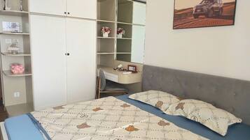 1 slaapkamer, een bureau, een strijkplank/strijkijzer, wifi