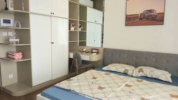 1 slaapkamer, een bureau, een strijkplank/strijkijzer, wifi