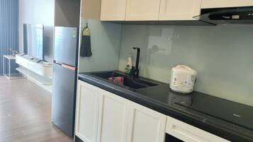 Fridge, stovetop, electric kettle, cookware/dishes/utensils