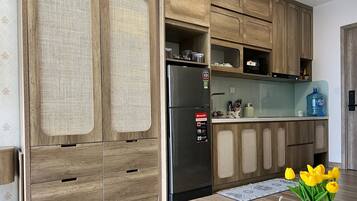 冰箱、炉灶、电热水壶、厨具/餐具