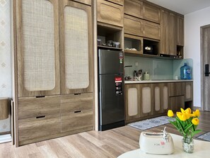 Geladeira, cooktop, chaleira elétrica