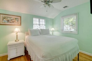 4 bedrooms, WiFi - Southernmost Retreat | On Duval! With Hot Tub, Patio (Key West)