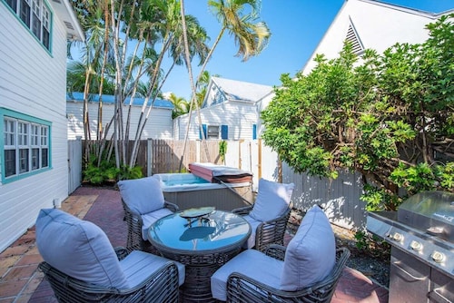 Southernmost Retreat | On Duval! With Hot Tub, Patio