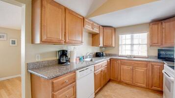 Kjøleskap, mikrobølgeovn, ovn og kokeplater