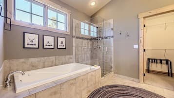 Shower, jetted bath, hair dryer, towels