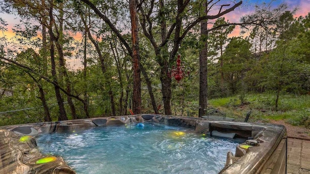A hot tub surrounded by trees with a sunset in the background. - Fanning Flagstaff (Flagstaff)