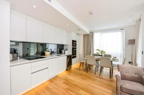 Apartment | Private kitchen - Charming 3 Bedroom Apartment in Central London (London)