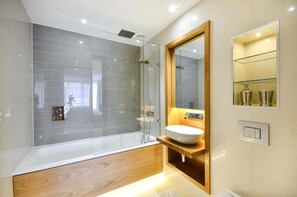 Apartment | Badezimmer | Dusche, Handtücher