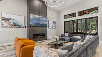 Nhà, nhiều giường, sân hiên, quang cảnh núi (Breton 3303 Flagstaff) | Khu phòng khách | Lò sưởi