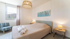 3 عدّة غرف نوم ومكواة/لوح كي وسرير سفر وواي فاي