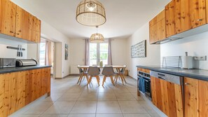 Fridge, microwave, oven, stovetop - DOMAINE DU FLAMAND - Gîte Océan - 6 people with swimming pool - Médoc Océan (Naujac-sur-Mer)