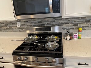 Kjøleskap, mikrobølgeovn, ovn og kokeplater