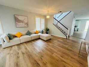 Smart-TV, peis og bøker