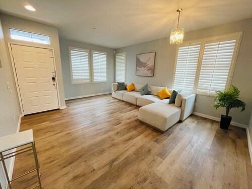 5 bds large house,Near Airport Ontario Mills,free parking,pets friendly.