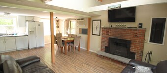 Pocono Mountain Retreat- Cozy 3 Bedroom Lodge in Arrowhead Lake 