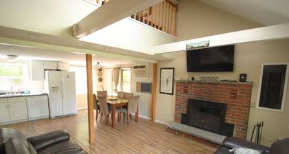 Pocono Mountain Retreat- Cozy 3 Bedroom Lodge in Arrowhead Lake